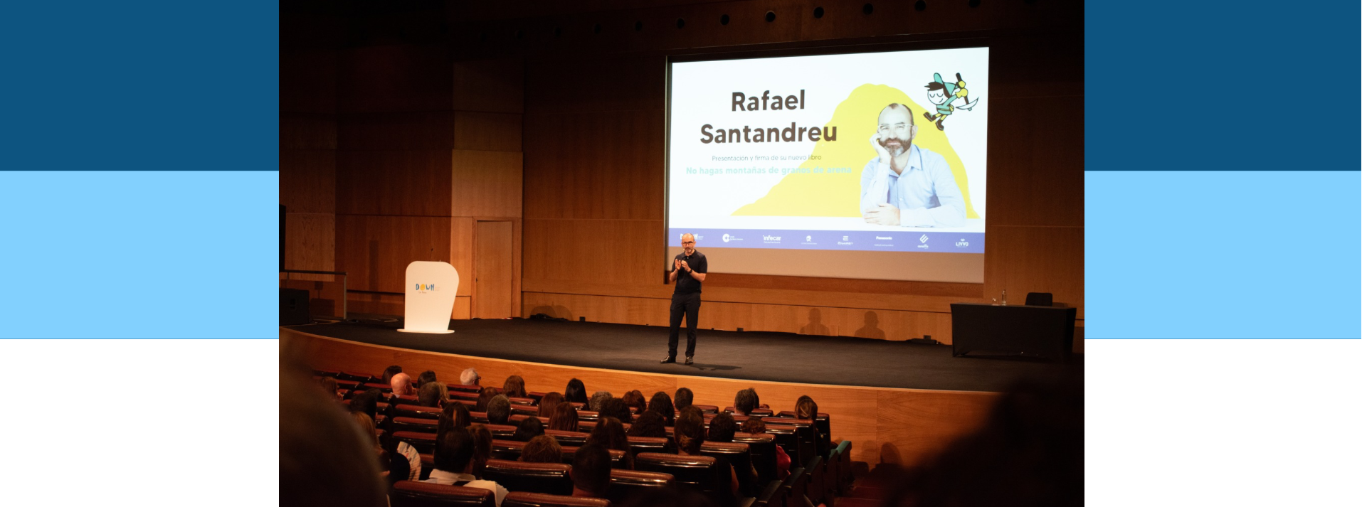 Rafael Santandreu subido en un escenario haciendo una presentación