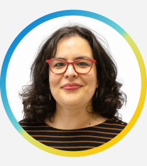 Laura Arias, Comunicación