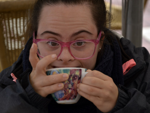 Persona con síndrome de Down tomando un café