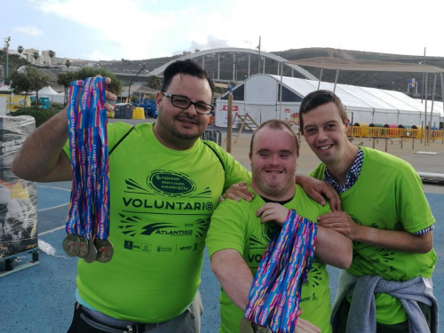Personas con síndrome de Down haciendo voluntariado